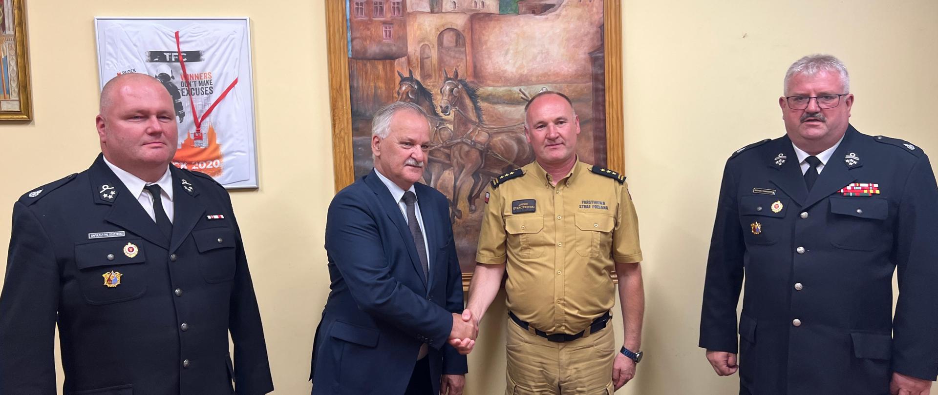 Na zdjęciu: st. bryg. Jacek Starczewski - Komendant Miejski PSP w Płocku, Józef Jerzy Rozkosz - Wójt Gminy Bielsk oraz Andrzej Tomaszewski - Prezezes OSP Zągoty oraz Dariusz Paluszewski - naczelnik OSP Zągoty.