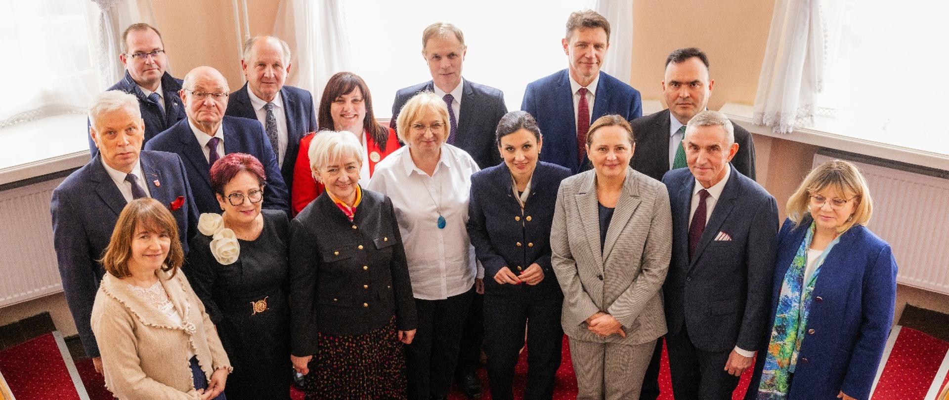 Wojewoda łódzki Dorota Ryl oraz marszałek województwa Joanna Skrzydlewska, wspólnie z samorządowcami z terenu powiatu skierniewickiego. 