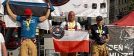 Strażacy stojący na podium