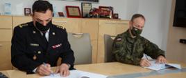 Szefowie służ podpisują treść porozumienia