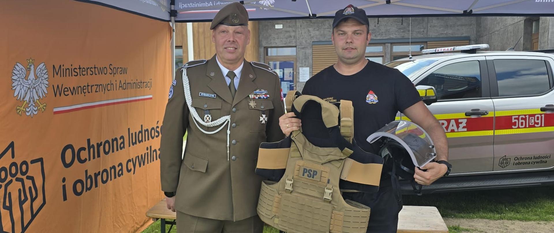 Wspólne zdjęcie podczas imprezy - przysięga wojskowa
