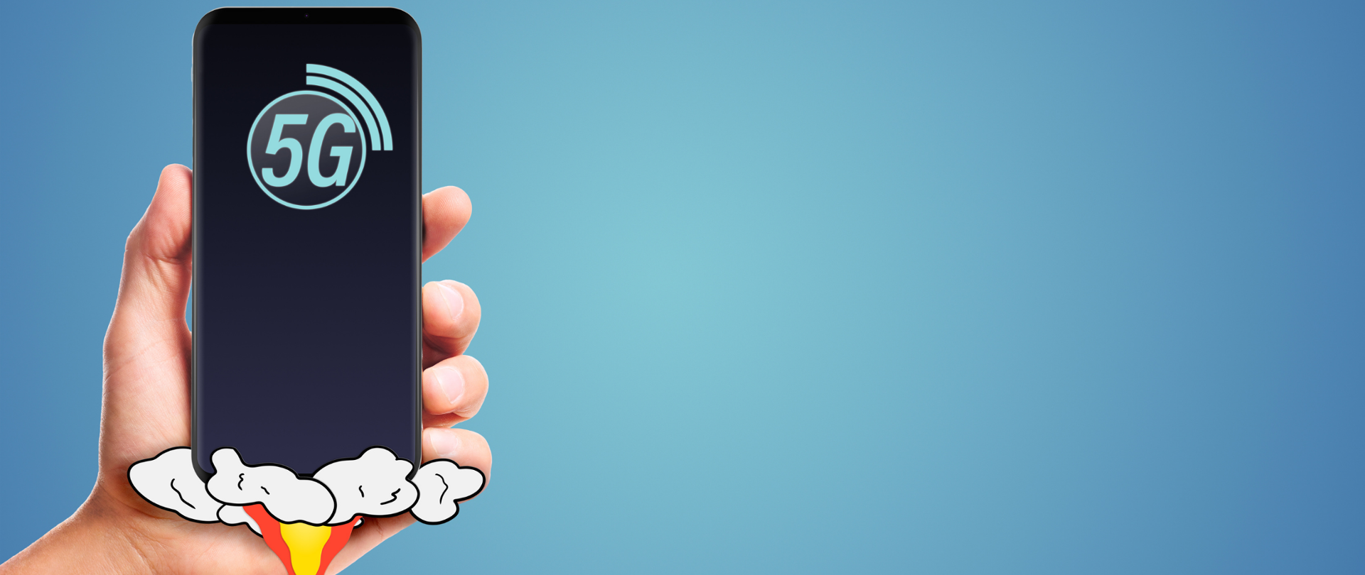 Błękitne tło - na pierwszym planie, po lewej stronie - trzymany w dłoni smartfon. Na czarnym ekranie napis 5G. Na dole symbol płomieni/dopalenia mocy.