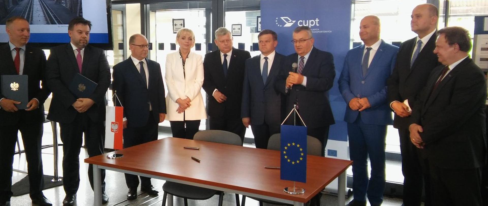 W podpisaniu umów uczestniczył minister Andrzej Adamczyk