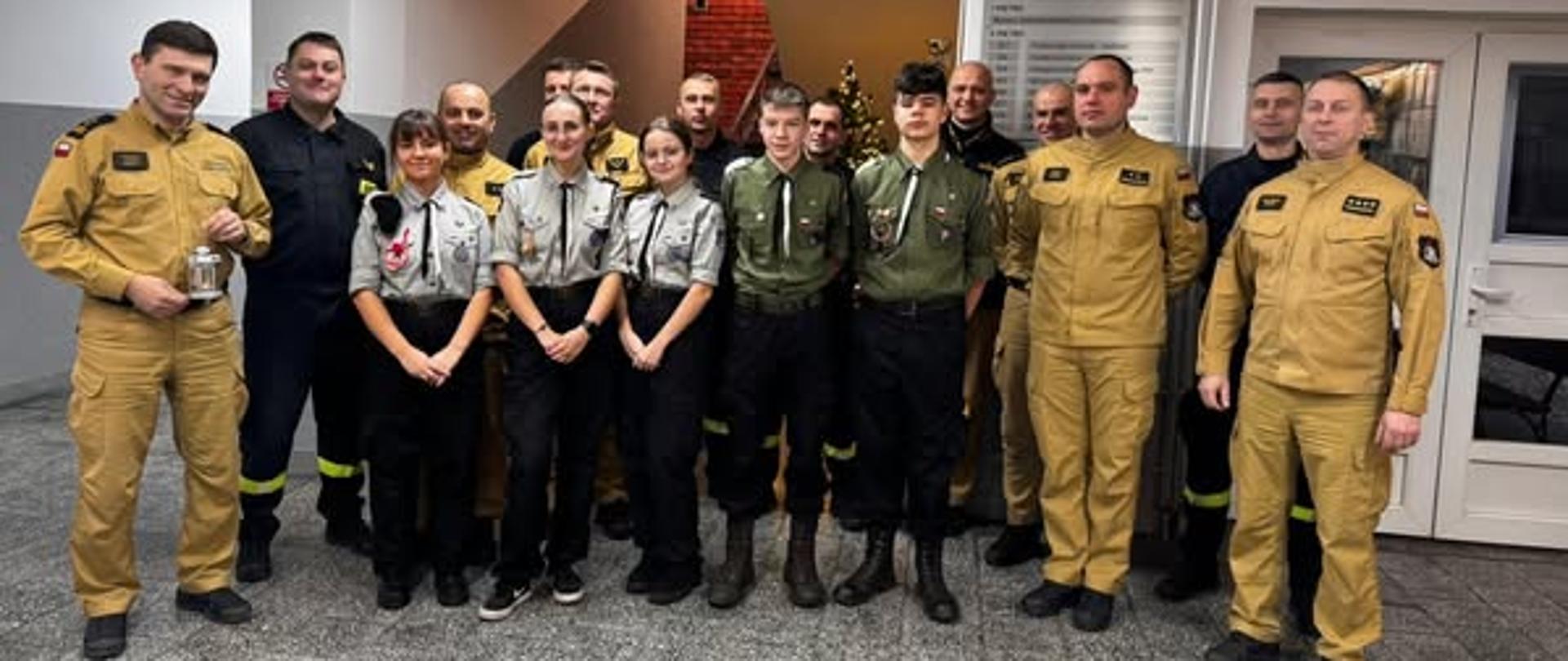 Harcerze_5 DH "TWIERDZA" wręczyli Betlejemskie Światełko dla Komendanta PSP w Ząbkowicach Śląskich