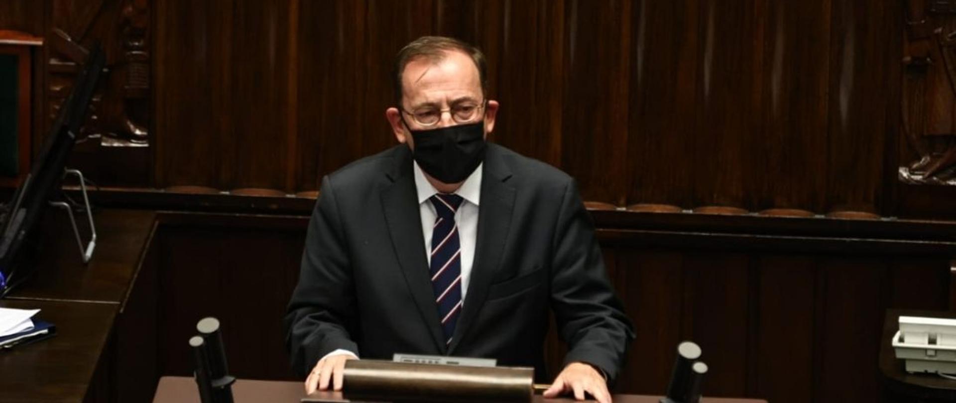 Minister Mariusz Kamiński podczas przemówienia w Sejmie.