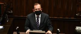 Minister Mariusz Kamiński podczas przemówienia w Sejmie.