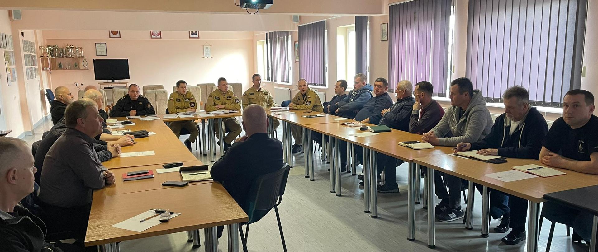 Na zdjęciu widać funkcjonariuszy PSP oraz Komendantów Gminnych oraz Naczelników OSP w KSRG