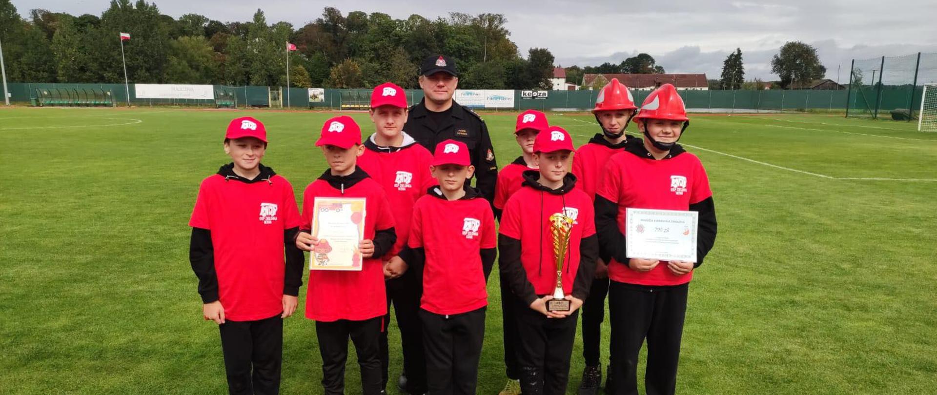 Komendant z drużyną młodzieżową