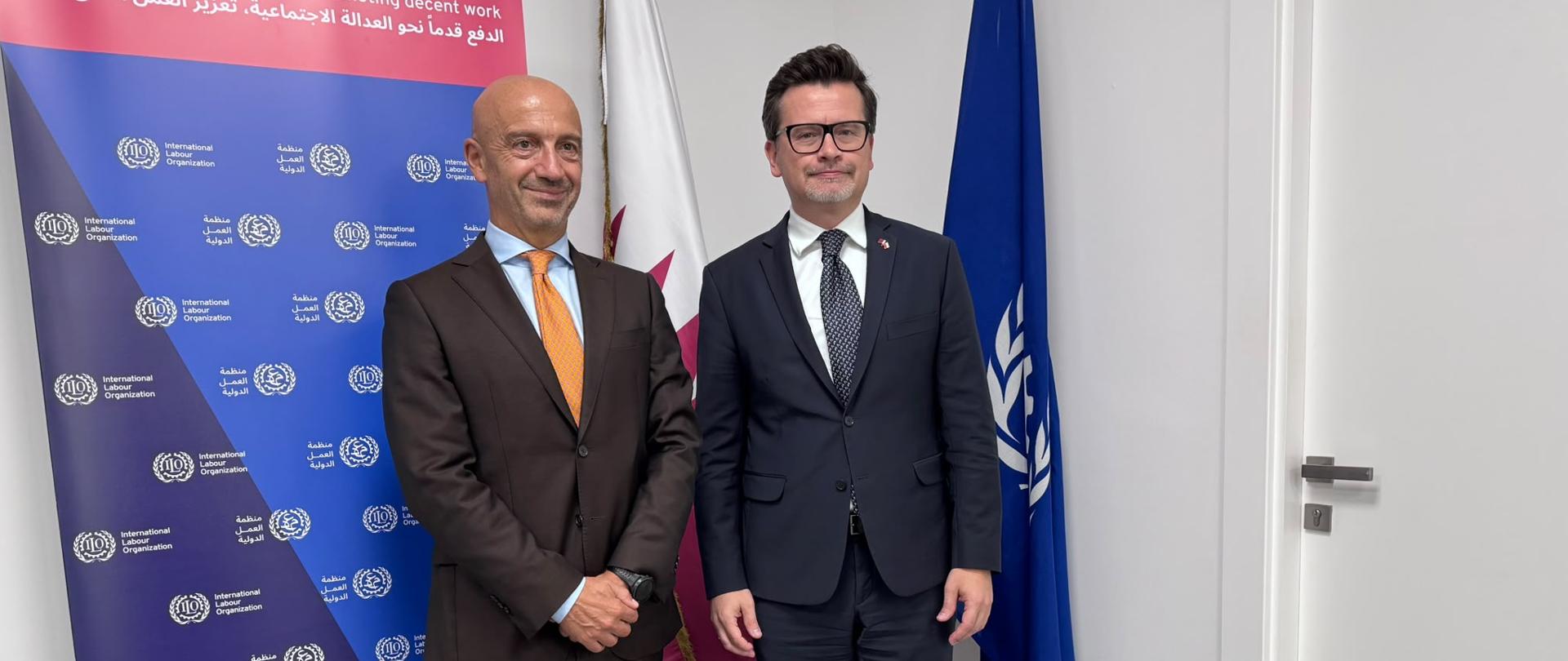 Zdjęcie przedstawia ambasadora RP z dyrektorem Biura ILO w Dosze
