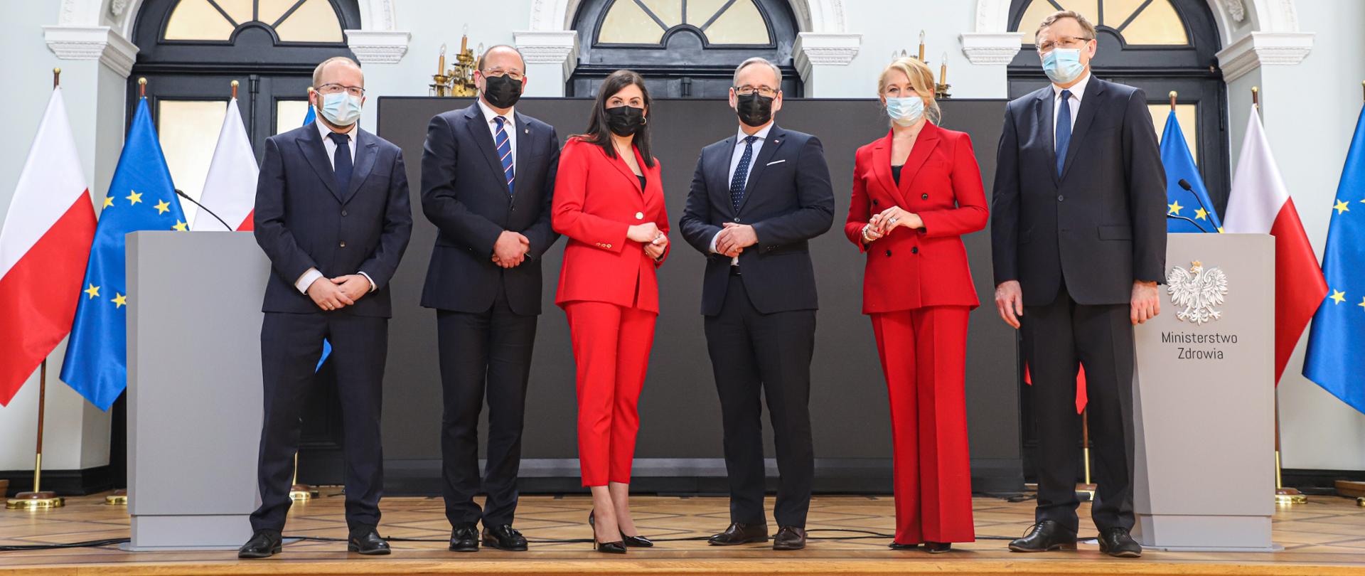 Minister Zdrowia Adam Niedzielski, Dyrektor Biura Administracyjnego Anna Orłowska oraz przedstawiciele uczelni: prof. dr hab. Piotr Buła, Prorektor Uniwersytetu Ekonomicznego w Krakowie, prof. dr hab. Maciej Rogalski, Rektor Uczelni Łazarskiego, dr Piotr Sedlak, Dyrektor Krakowskiej Szkoły Biznesu UEK oraz dr Małgorzata Gałązka-Sobotka, Dziekan Uczelni Łazarskiego.