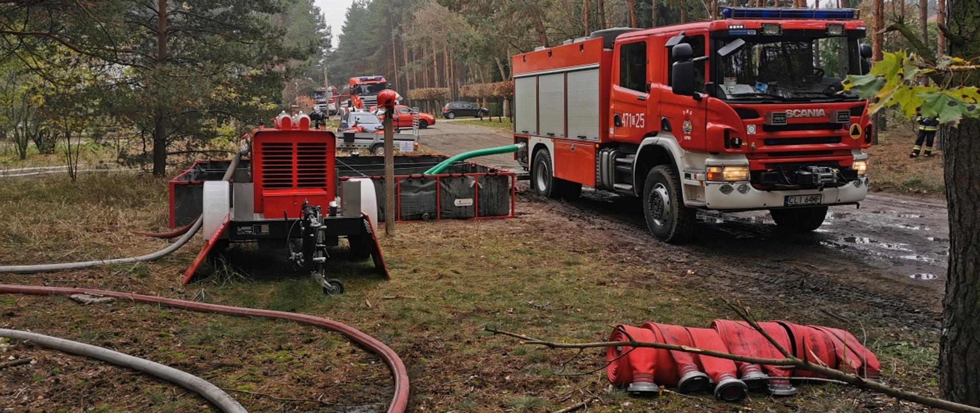 Doskonalenie zawodowe umiejętności strażaków w zakresie pompowania wody na duże odległości.