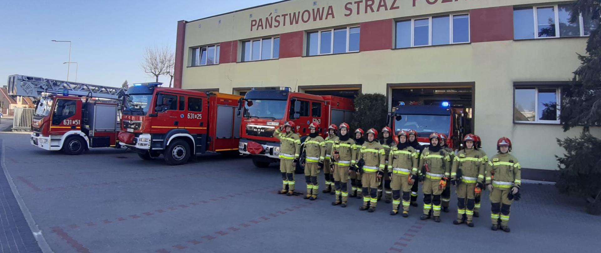 Na zdjęciu widać strażaków oddających honor 