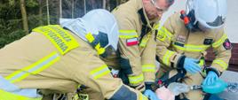 Strażacy ćwiczą udzielanie pomocy w zakresie KPP na manekinie