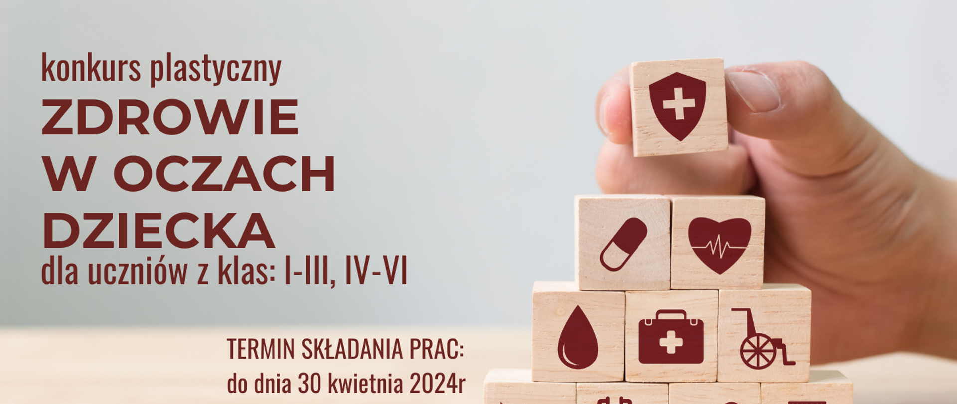 Na jasnym tle ręka ustawiająca drewniane klocki w piramidę. Na klockach ikony o tematyce zdrowotnej. Po lewej stronie informacja o szkolnym konkursie plastycznym "Zdrowie w oczach dziecka" w dniu 30.04.2024r.