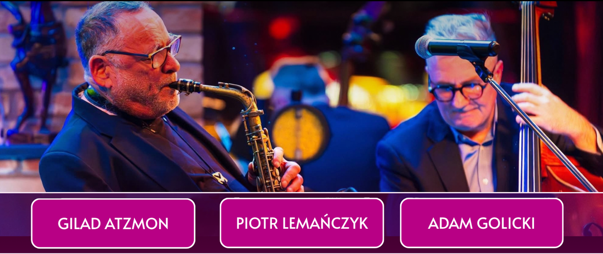Baner w intensywnej, koncertowej kolorystyce z dominującymi odcieniami fioletu, purpury, granatu i czerwieni. Górną część zajmuje fotografia dwóch muzyków podczas występu — saksofonisty i kontrabasisty — na tle scenicznych świateł. W dolnej części umieszczono trzy różowe pola z białymi obwódkami i nazwiskami muzyków: „GILAD ATZMON”, „PIOTR LEMAŃCZYK” i „ADAM GOLICKI”.