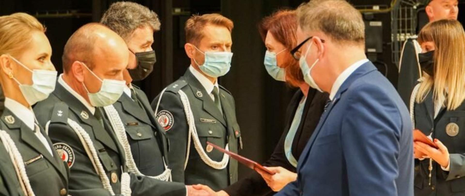 Wojewoda podkarpacki Ewa Leniart gratuluje pracownikom Krajowej Administracji Skarbowej 