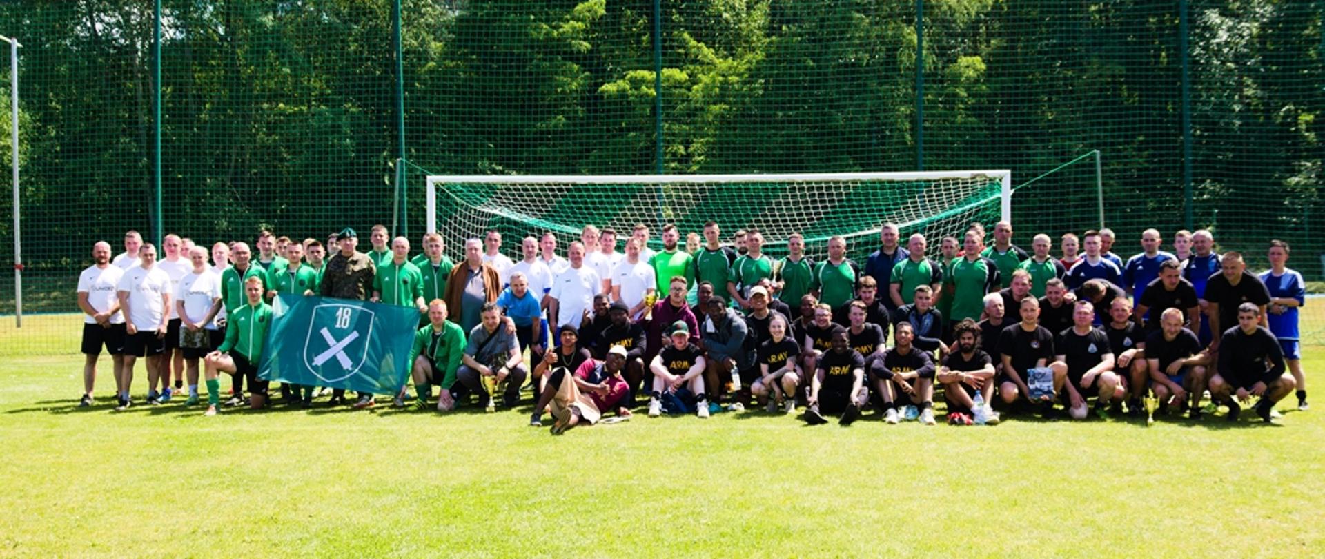 Zawodnicy pozują do fotografii