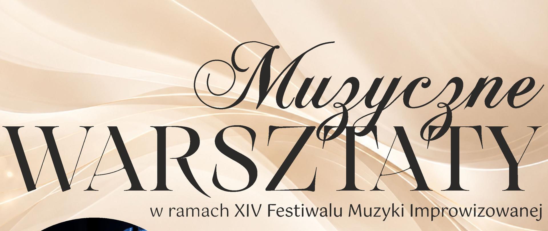 Plakat pionowy w formacie zbliżonym do A4, utrzymany w eleganckiej, jasnej kolorystyce kremowej, beżowej i jasnobrązowej, z delikatnymi złotymi akcentami. Tło tworzą miękkie, falujące, półprzezroczyste kształty przypominające smugi światła, jedwabną tkaninę lub rozchodzące się fale dźwiękowe. W tle widoczne są również subtelne, rozmyte punkty świetlne w odcieniach bieli i złota.
Górna część plakatu
W górnej części, dużą ozdobną czcionką w kolorze ciemnobrązowym, znajduje się napis:
„Muzyczne
WARSZTATY”
Słowo „Muzyczne” zapisane jest dekoracyjnym, kaligraficznym krojem pisma, natomiast „WARSZTATY” dużymi, eleganckimi literami szeryfowymi.
Pod tytułem umieszczono napis:
„w ramach XIV Festiwalu Muzyki Improwizowanej”
Poniżej znajduje się szeroki, półprzezroczysty pas w kolorze jasnego, pudrowego brązu. W jego centralnej części białymi literami zapisano:
„PERKUSJA”
Zdjęcie i nazwisko prowadzącego
W lewej części plakatu znajduje się duże, okrągłe zdjęcie przedstawiające perkusistę podczas występu. Mężczyzna ma długie, kręcone, ciemne włosy i ubrany jest w ciemną koszulę. Siedzi przy zestawie perkusyjnym; na pierwszym planie widoczny jest talerz perkusyjny, a w tle elementy sceny i statyw mikrofonowy. Fotografia utrzymana jest w ciemnej, koncertowej kolorystyce, z przewagą czerni, granatu i chłodnych odcieni.
Po prawej stronie, na jasnym tle, dużą ozdobną czcionką zapisano:
„Ryszard Pałka”
Informacje o prowadzącym
Pod fotografią znajduje się rozbudowany opis sylwetki Ryszarda Pałki. Tekst brzmi:
„Ryszard Pałka - znakomity perkusista, pedagog. Jest absolwentem Wydziału Jazzu i Muzyki Rozrywkowej Akademii Muzycznej w Katowicach i Wydziału Perkusji Klasycznej w AS w Szczecinie.
Od lat obecny na scenie muzycznej, współpracował z wieloma wybitnymi artystami, m.in. Januszem Munia­kiem, Tomem Pereirą, Terencem Ngassą oraz zespołami: Szy-Szy Kaan Jazz Group, Golec uOrkiestra, Paweł Kaczmarczyk trio. Obecnie współpracuje z Bester Quartet. Grupę tworzą czterej wybitni instrumentaliści, wykształceni muzycy klasyczni i jazzowi: Dorota Miśkiewicz, Grażyna Auguścik, Jorgos Skolias. Bester Quartet jest swego rodzaju fenomenem na światowym rynku muzycznym. Charaktery­styczną cechą zespołu jest wykonywanie muzyki o szerokim przekroju stylistycznym, w którym zasilimowane zostały wybrane elementy muzyki klasycznej, jazzowej, awangardowej oraz dokonania współczesnej kameralistyki, gdzie fundamentem do budowania form instrumentalnych jest improwizacja.
Od lat współpracuje z Teatrem Słowackiego, Teatrem Groteska, Gliwickim Teatrem Muzycznym oraz Operą Krakowską a od ponad 7 lat jest wspaniałym nauczycielem Państwowej Szkoły Muzycznej w Krzeszowicach.
Pasjonat i miłośnik jakości brzmienia, ma na swoim koncie szereg realizacji dźwiękowych.”
Termin i miejsce warsztatów
Po prawej stronie plakatu, w dużym rozmiarze, umieszczono informacje dotyczące daty i godziny wydarzenia:
„8
października
16:00”
Cyfra „8” jest bardzo duża i znajduje się najwyżej. Poniżej zapisano słowo „października”, a jeszcze niżej dużymi cyframi godzinę „16:00”.
Pod informacją o godzinie znajduje się cienka, pozioma linia w kolorze jasnoszarym.
Niżej umieszczono informację o miejscu:
„Aula PSM
ul. Ogrodowa 7,
Krzeszowice”
Pod nią znajduje się prostokątny, jasnobrązowy element z białym napisem:
„Wstęp wolny”
Informacje organizacyjne
W dolnej części głównej części plakatu, na szerokim półprzezroczystym pasie w odcieniu jasnego brązu, znajduje się informacja:
„Zapisy na www.skalapasji.pl”
Adres internetowy „www.skalapasji.pl”
jest podkreślony.
Instytucje wspierające, sponsor i partnerzy oraz patronat medialny
Na samym dole plakatu znajduje się biały, poziomy pas z logotypami i informacjami dotyczącymi finansowania, sponsorów, partnerów oraz patronów medialnych.
Po lewej stronie widoczne jest logo:
„KULTURALNA MAŁOPOLSKA”
obok którego znajduje się informacja:
„Projekt zrealizowany
przy wsparciu finansowym
Województwa Małopolskiego”
Dalej umieszczono logo i nazwę:
„POWIAT KRAKOWSKI”
wraz z informacją:
„PROJEKT ZREALIZOWANY
PRZY WSPARCIU FINANSOWYM
POWIATU KRAKOWSKIEGO”
Następnie znajduje się herb/logo Gminy Krzeszowice oraz tekst:
„Projekt zrealizowany
przy wsparciu finansowym
Gminy Krzeszowice”
W prawej części dolnego pasa umieszczono nagłówek:
„Sponsorzy i partnerzy:”
Pod nim znajduje się logo i nazwa sponsora:
„KOPALNIE
PORFIRU I DIABAZU”
z dopiskiem:
„Sp. z o.o.”
Poniżej znajduje się nagłówek:
„Patronat medialny:”
oraz trzy logotypy patronów medialnych:
„Głos Seniora”,
„przełom.pl”,
„Krzeszowicki Magazyn”.