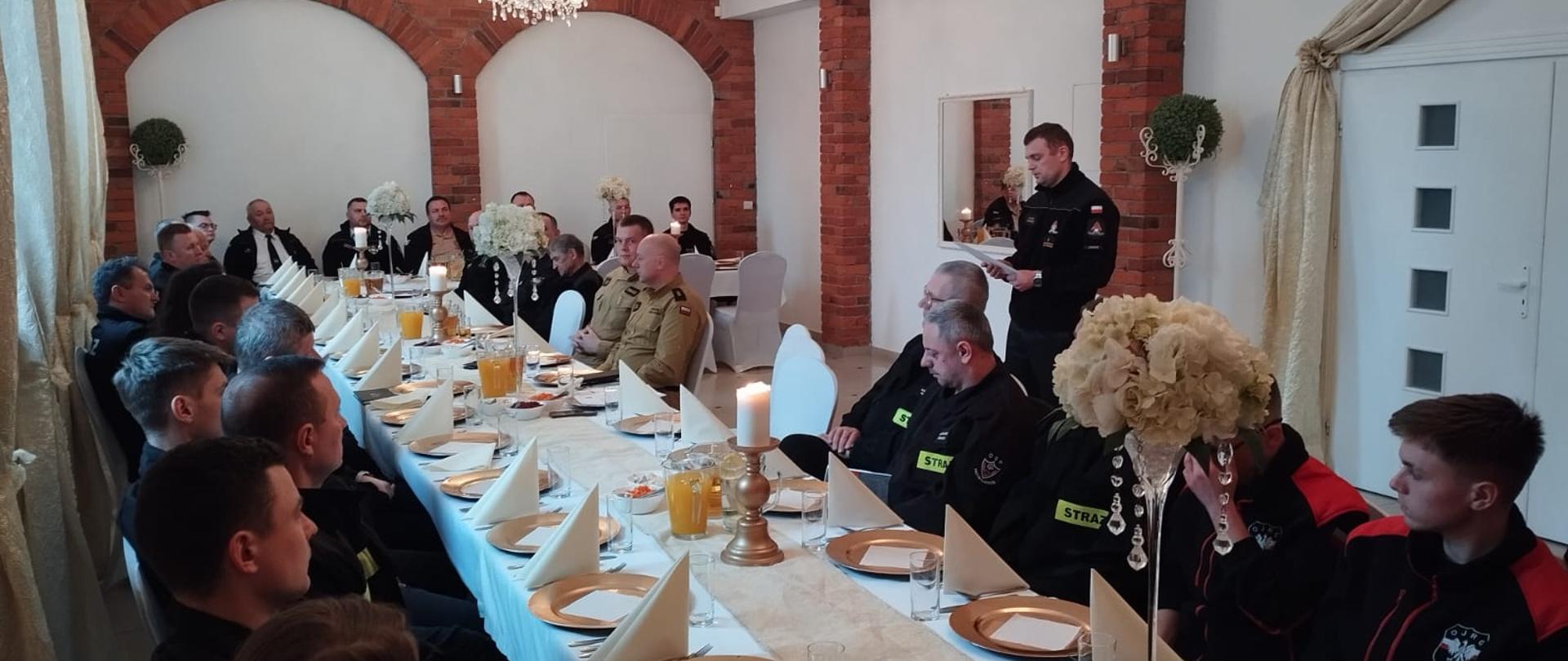 Strażak omawia temat podczas Szkolenia Prezesów i Naczelników OSP