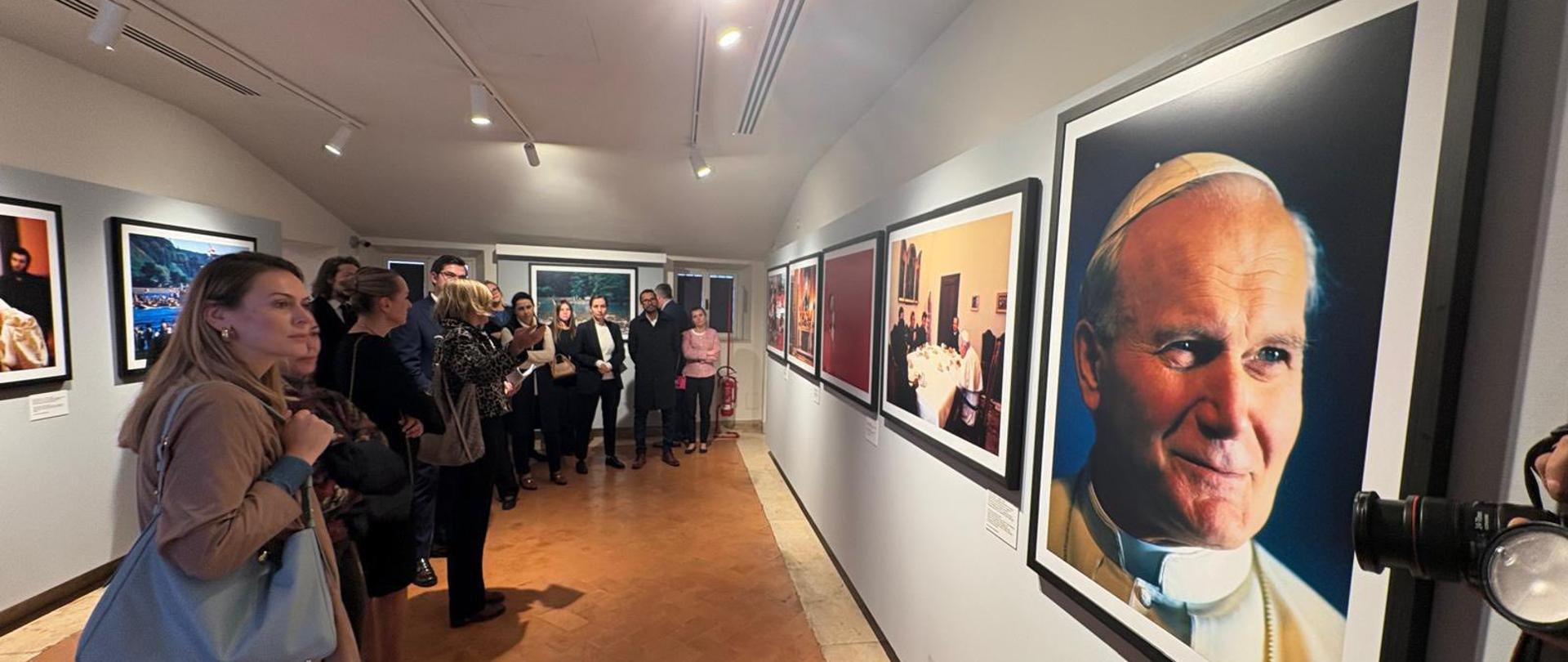 Upamiętnienie włoskiego Dnia Wolności - wystawa fotograficzna poświęcona papieżowi Janie Pawle II w Zamku Św. Anioła w Rzymie. Zdjęcie przedstawia jedną z sal wystawowych - widać fotografie Jana Pawła II i oraz publiczność zwiedzającą wystawę.