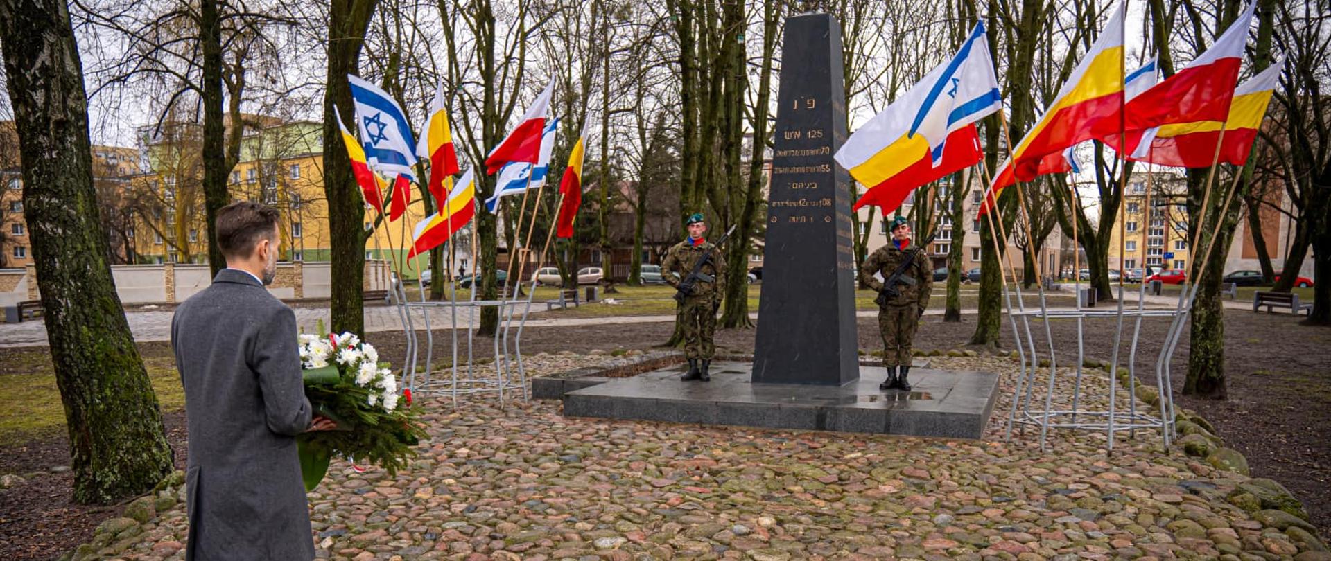 Wojewoda Jacek Brzozowski złożył kwiaty i znicz-światło pamięci pod Pomnikiem Powstańców Getta