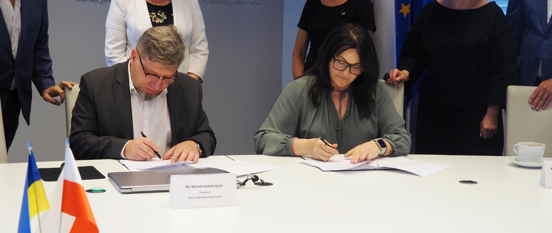 signing a memorandum
