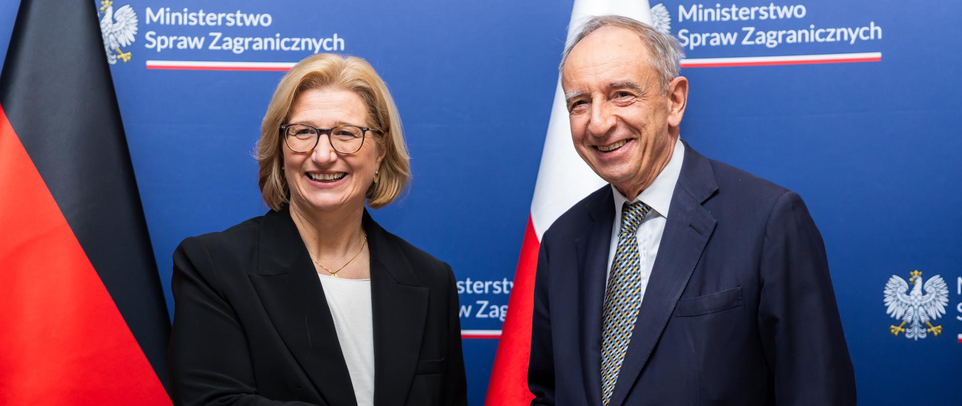 Sekretarz Stanu Władysław Teofil Bartoszewski stoi na tle ścianki z przewodniczącą Bundesratu Republiki Federalnej Niemiec Anke Rehlinger. 