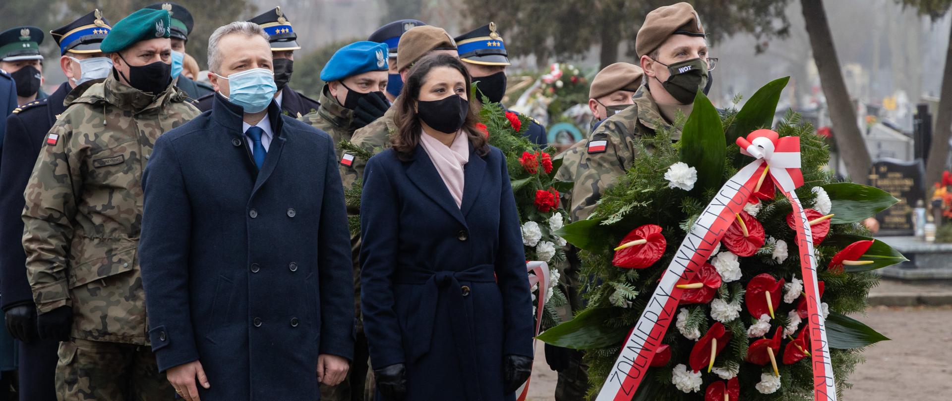 Złożenie wiązanek kwiatów przy Ścianie Pamięci na cmentarzu komunalnym przy ulicy Kcyńskiej w Bydgoszczy. Na pierwszym planie Wojewoda Kujawsko-Pomorski Mikołaj Bogdanowicz oraz Naczelnik Delegatury Instytutu Pamięci Narodowej w Bydgoszczy Edyta Cisewska