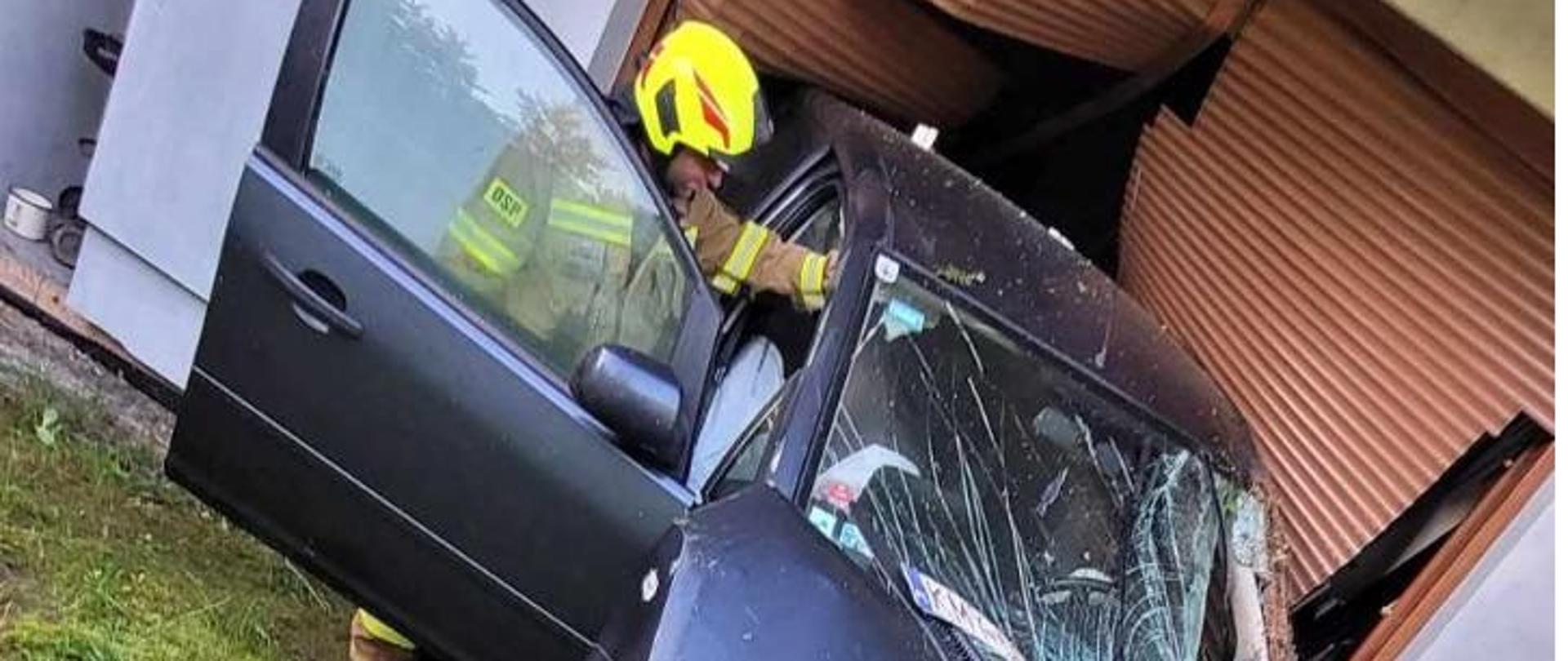 Uderzenie samochodu osobowego w budynek mieszkalny