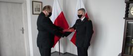 Zastępca pomorskiego komendanta wojewódzkiego PSP wręcza funkcjonariuszowi akt powołania na stanowisko zastępcy komendanta powiatowego PSP w Człuchowie.