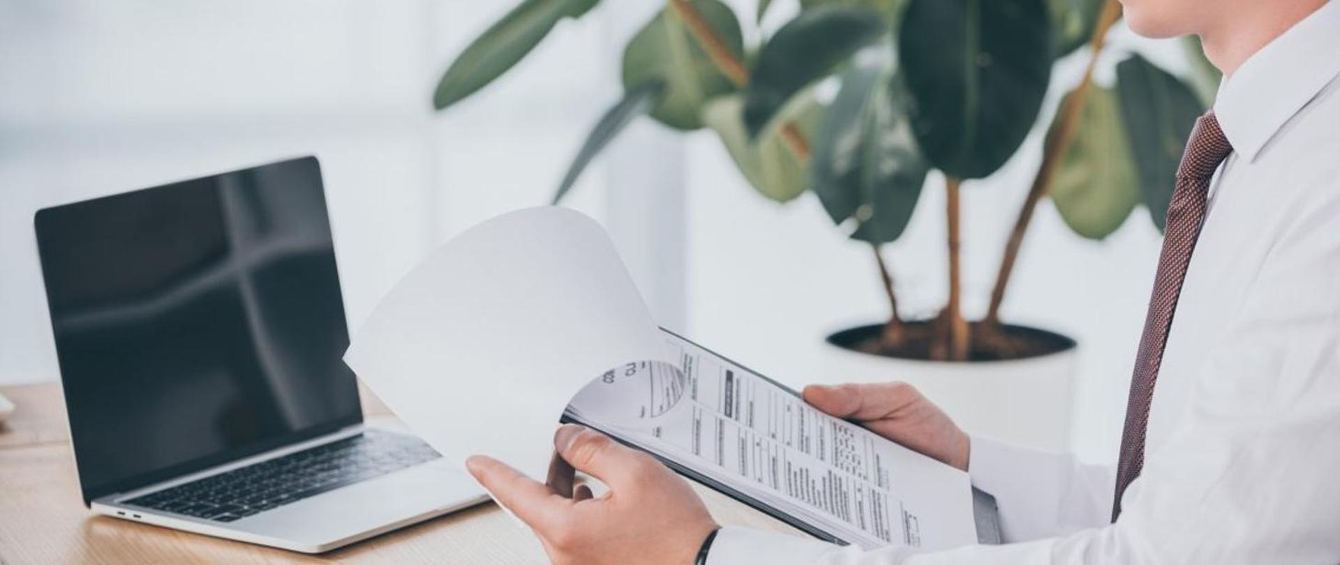 
Indyjski Urząd ds. Bezpieczeństwa i Standardów Żywności (Food Safety and Standards Authority of India - FSSAI) zdecydował [1], że od 1 lutego 2023 r. wybrani producenci żywności eksportowanej do Indii będą musieli rejestrować się w FSSAI.
Rejestracji będą podlegać producenci artykułów żywnościowych z takich kategorii jak:
mleko i produkty mleczne,
mięso i produkty mięsne (w tym ryby i ich produkty),
jajka w proszku (proszek jajeczny),
żywność dla niemowląt,
nutraceutyki (prawdopodobnie suplementy diety, żywność do celów specjalnych).
Producenci żywności eksportowanej do Indii będą rejestrowani przez odpowiedni formularz. Rejestracji powinny dokonać właściwe organy administracji kraju eksportującego, tzn:
w przypadku kategorii 1, 2 i 3 organy Inspekcji Weterynaryjnej
w przypadku kategorii 4 i 5 organy Państwowej Inspekcji Sanitarnej.
Obecnie prowadzone są działania mające na celu techniczne i organizacyjne przygotowanie do nowych wymogów.
Podmioty zainteresowane rejestracją (produkujące żywność klasyfikowaną w wymienione grupy i eksportowaną do Indii) proszone są o zgłaszanie się do właściwych służb, które nadzorują bezpieczeństwo żywności (IW lub PIS), szczebla powiatowego.
Podstawa prawna
[1] Zarządzenie z dn. 10 października 2022 r. wydane przez indyjski Urząd ds. Bezpieczeństwa i Standardów Żywności (Food Safety and Standards Authority of India - FSSAI) w sprawie wytycznych dot. rejestracji zagranicznych zakładów produkujących żywność eksportowaną do Indii
