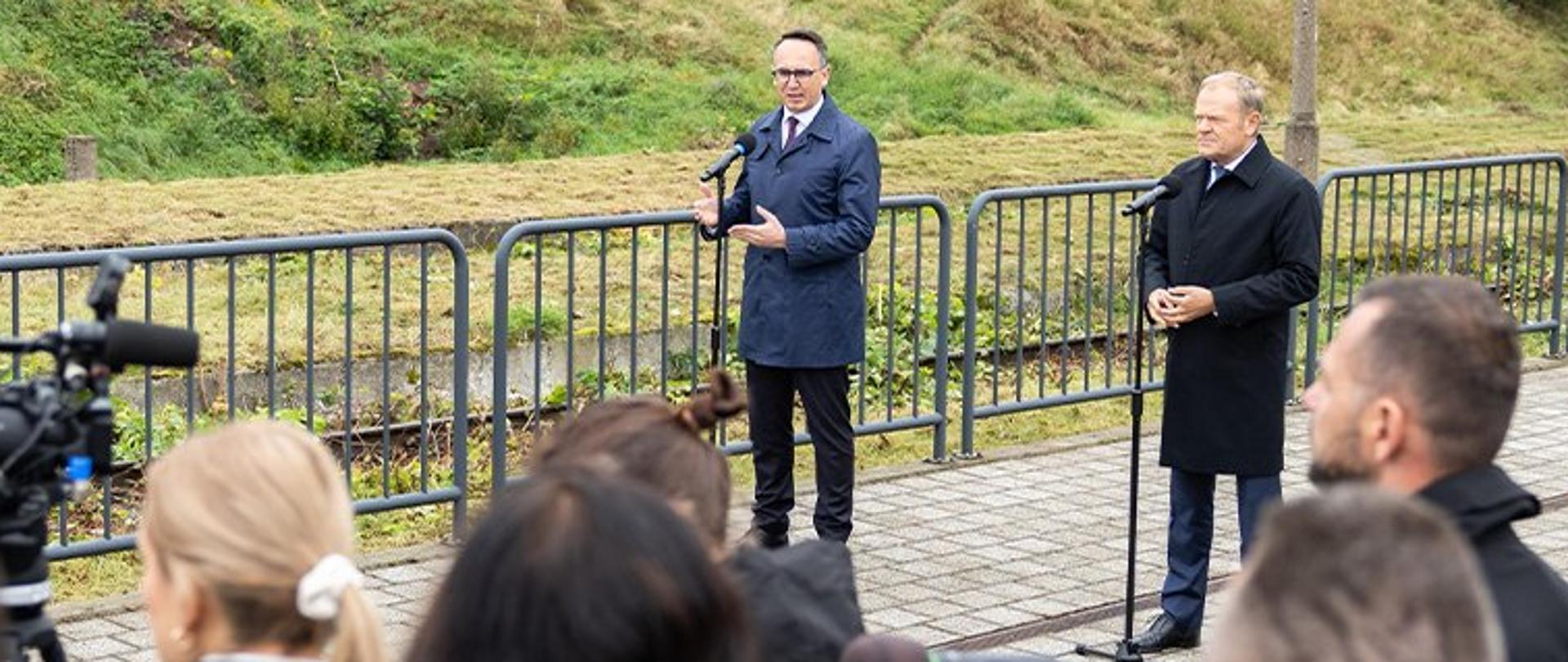 Minister infrastruktury Dariusz Klimczak razem z premierem Donaldem Tuskiem w Sierakowicach