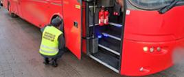 Inspektor dolnośląskiej Inspekcji Transportu Drogowego kontroluje stan techniczny autokaru podstawionego do przewozu przedszkolaków na wycieczkę z Legnicy do Złotoryi.