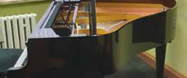 Fragment fortepianu widocznego z boku.