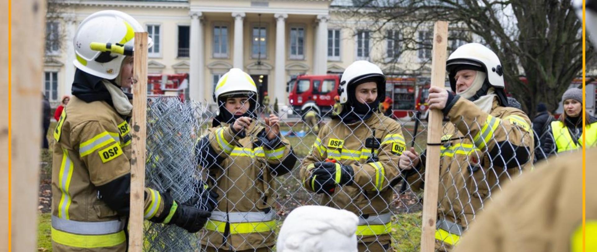 Strażacy Ochotniczej Straży Pożarnej podczas ćwiczenia-szkolenia ewakuacji osób i mienia na obszarze zespołu pałacowo-parkowego w Walewicach. Szkolenie organizował Wojewódzki Urząd Ochrony Zabytków w Łodzi w ramach programu Ochrony Ludności i Obrony Cywilnej. 