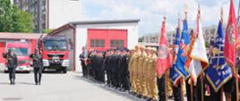 Na zdjęciu widoczny jest Zastępca Świętokrzyskiego Komendanta Wojewódzkiego Państwowej Straży Pożarnej oraz Dowódca uroczystości w trakcie przeglądu pododdziałów. Po prawej widoczne pododdzieły oraz poczty sztandarowe.