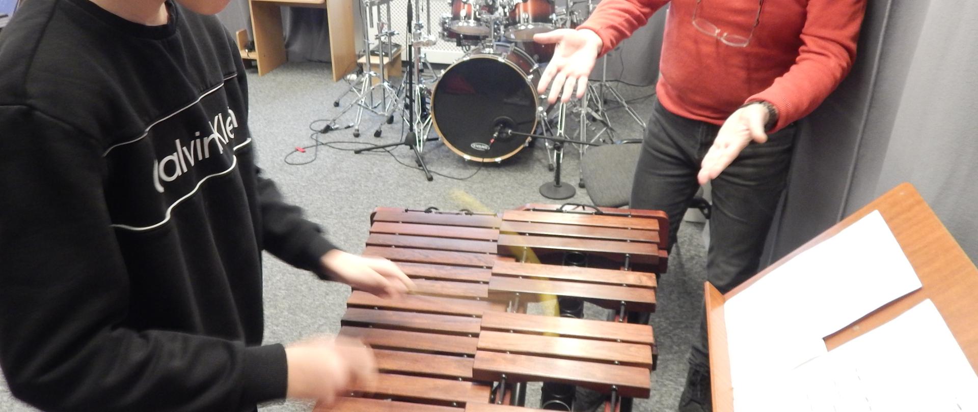 Uczeń i nauczyciel na lekcji gry na ksylofonie