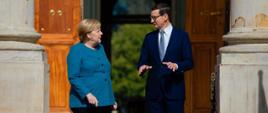 Angela Merkel i Mateusz Morawiecki przed pałacem na wyspie.