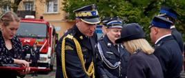 Na zdjęciu widoczny Małopolski Komendant Wojewódzki wręczający odznaczania zasłużonym druhnom i druhom Ochotniczych Straży Pożarnych z gminy Biecz.