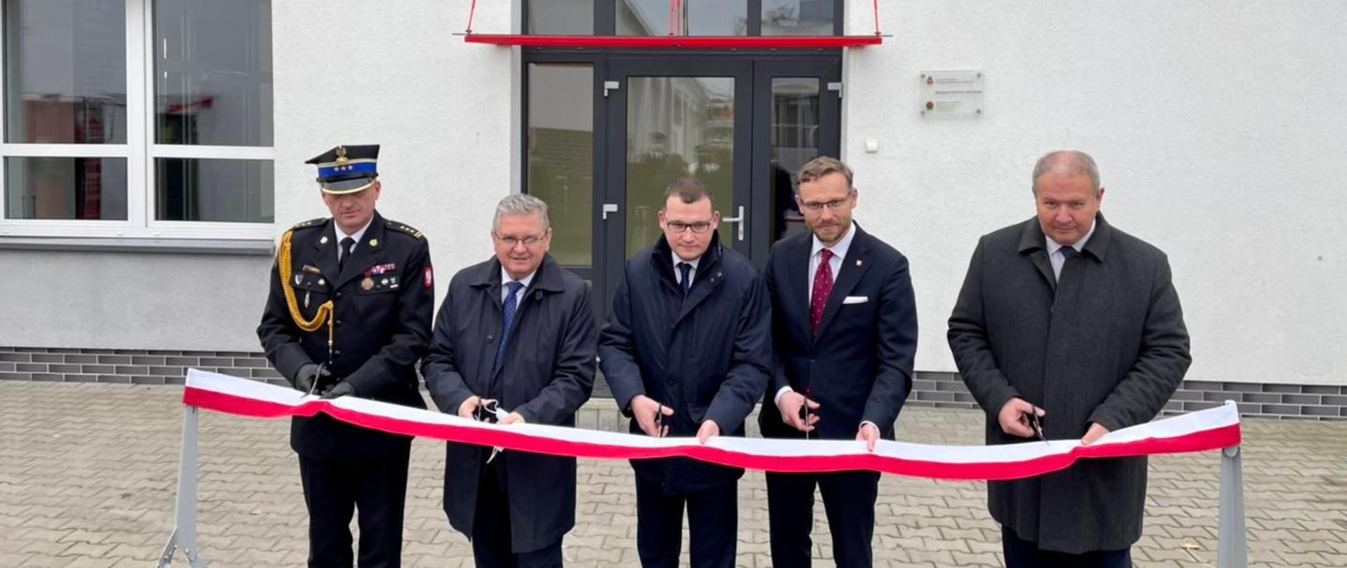 Otwarcie komory dymowej - przecięcie wstęgi przez gości oraz zachodniopomorskiego komendanta wojewódzkiego psp. W tle budynek komory dymowej.