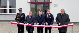 Otwarcie komory dymowej - przecięcie wstęgi przez gości oraz zachodniopomorskiego komendanta wojewódzkiego psp. W tle budynek komory dymowej.