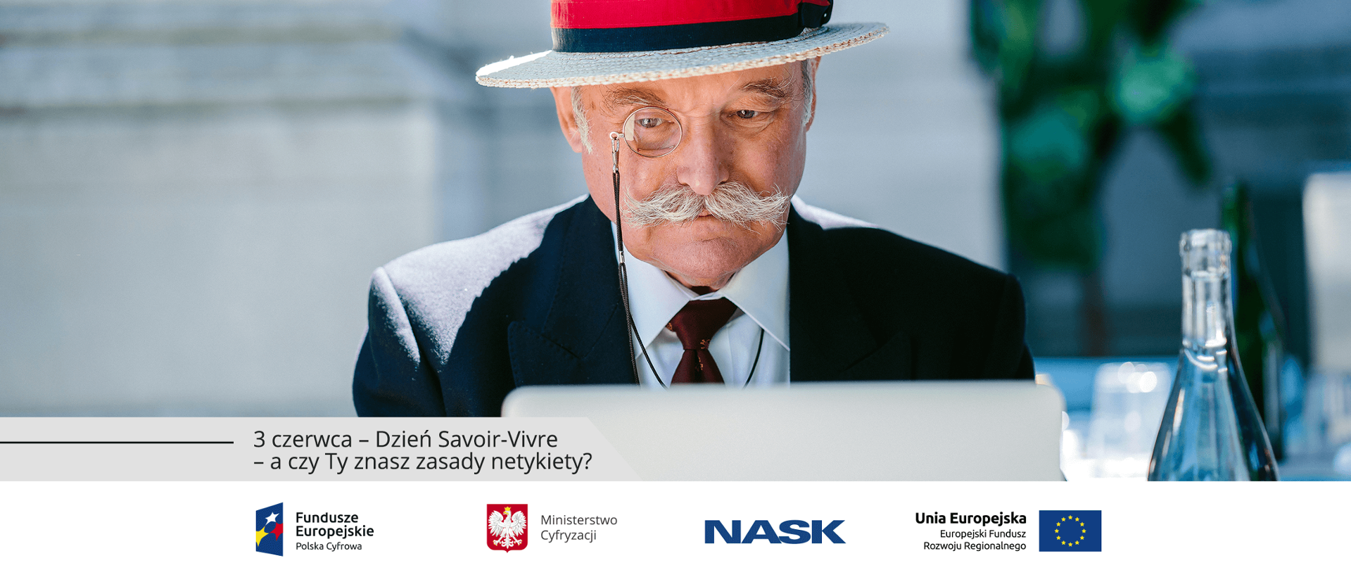Starszy mężczyzna w kapeluszu i w okularach patrzy na ekran laptopa.