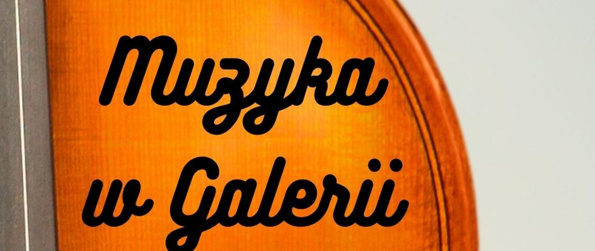 jasny plakat przedstawiający grafikę pudła rezonansowego skrzypiec po lewej stronie, w górnej części logotypy Szkoły, Wojewódzkiej Biblioteki Publicznej oraz Instytucji Kultury Samorządu Województwa Opolskiego, w centralnej części informacja o wykonawcach, dacie, godzinie oraz miejscu koncertu, w dolnej części logotypy patronów medialnych: Twoje Media, Tygodnik Krapkowicki, Radio Opole, Radio DOXA, o!polska, portalu informacyjnego opowiecie.info oraz ecovision.tv