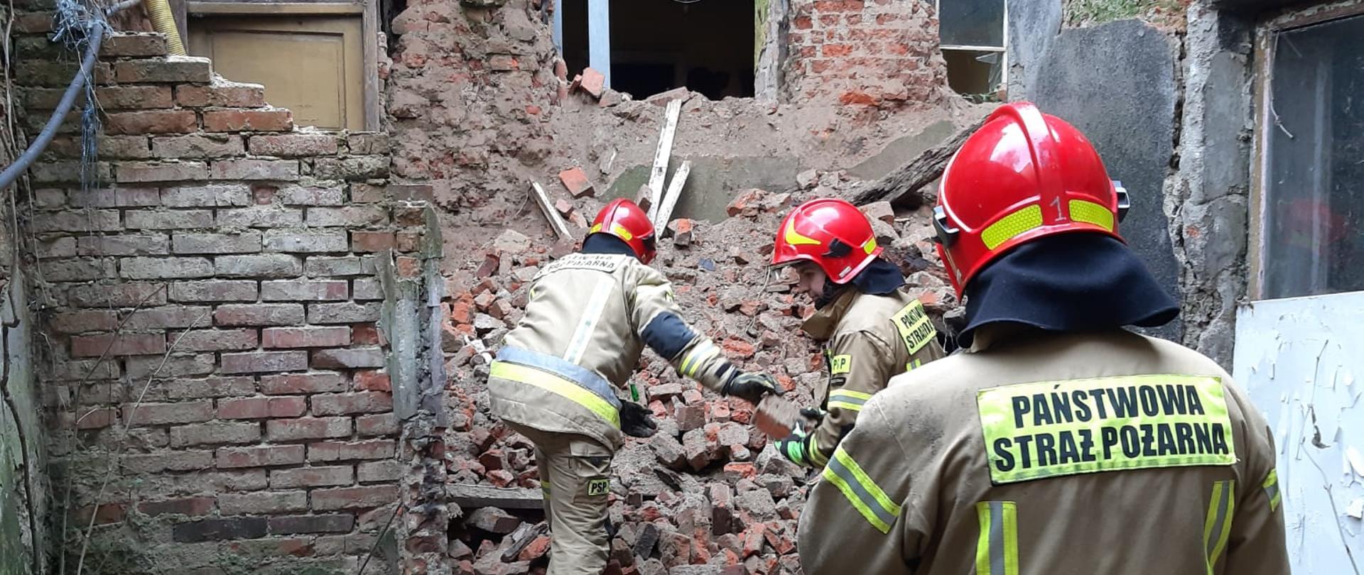 Przeszukiwanie z zewnątrz gruzowiska, podejmując próbę nawoływania ewentualnych ludzi znajdujących się pod zwałami cegieł.