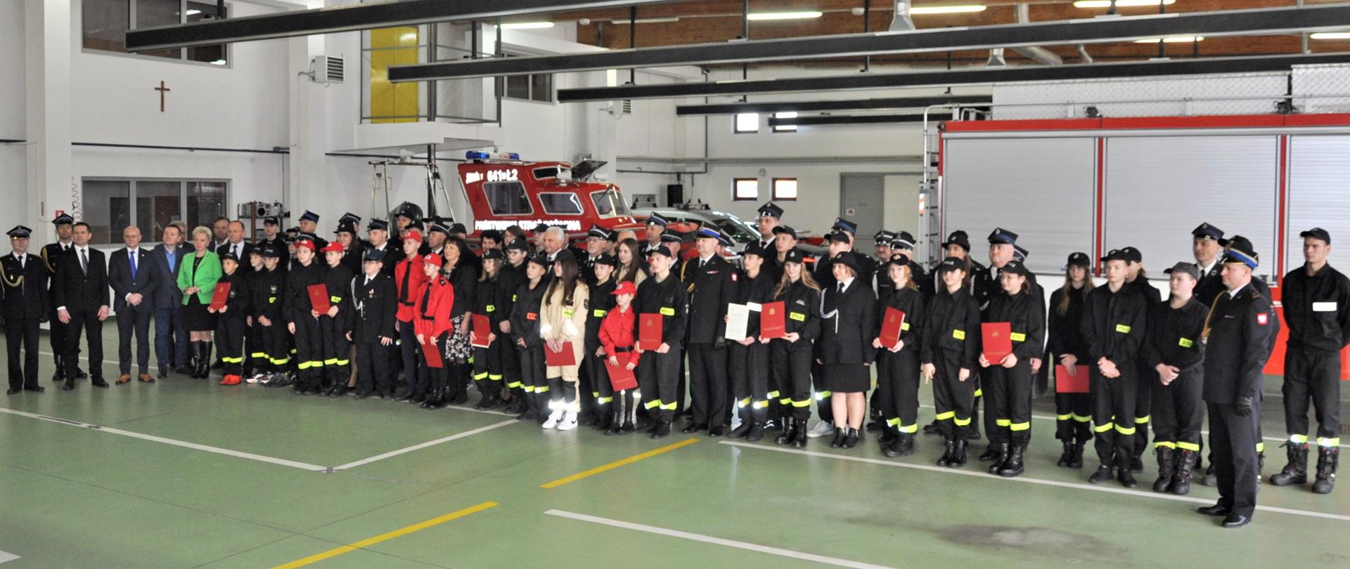 Uroczysty apel z okazji wręczenia promes Młodzieżowym Drużynom Pożarniczym z terenu powiatu sokołowskiego