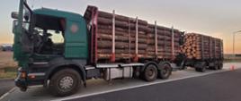 Miejsce kontroli ciężarówki zatrzymanej przez patrol opolskiej Inspekcji Transportu Drogowego w okolicach Kędzierzyna - Koźla. Zespół pojazdów z przewożonym drewnem ważył 60,2 t zamiast dopuszczalnych 40 t.