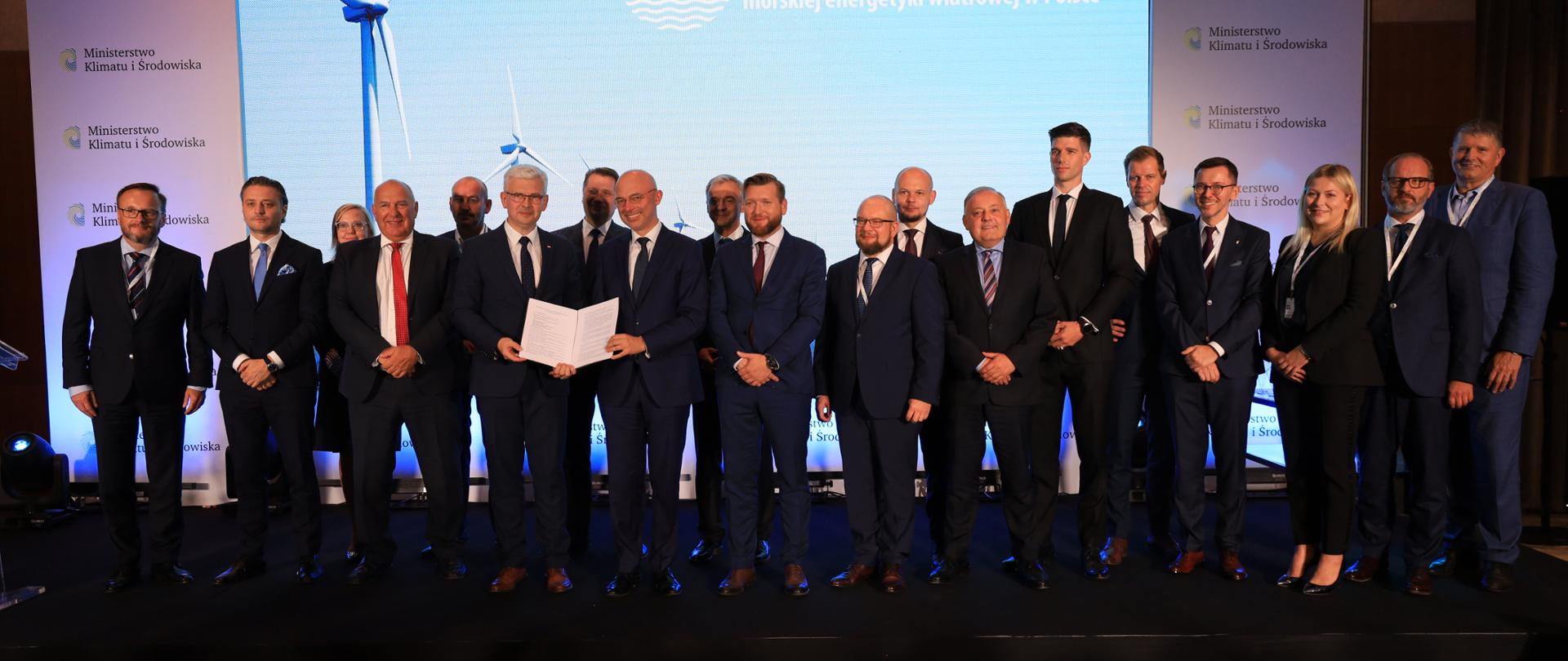 Wspólne zdjęcie z podpisania Porozumienia sektorowego na rzecz rozwoju morskiej energetyki wiatrowej w Polsce 