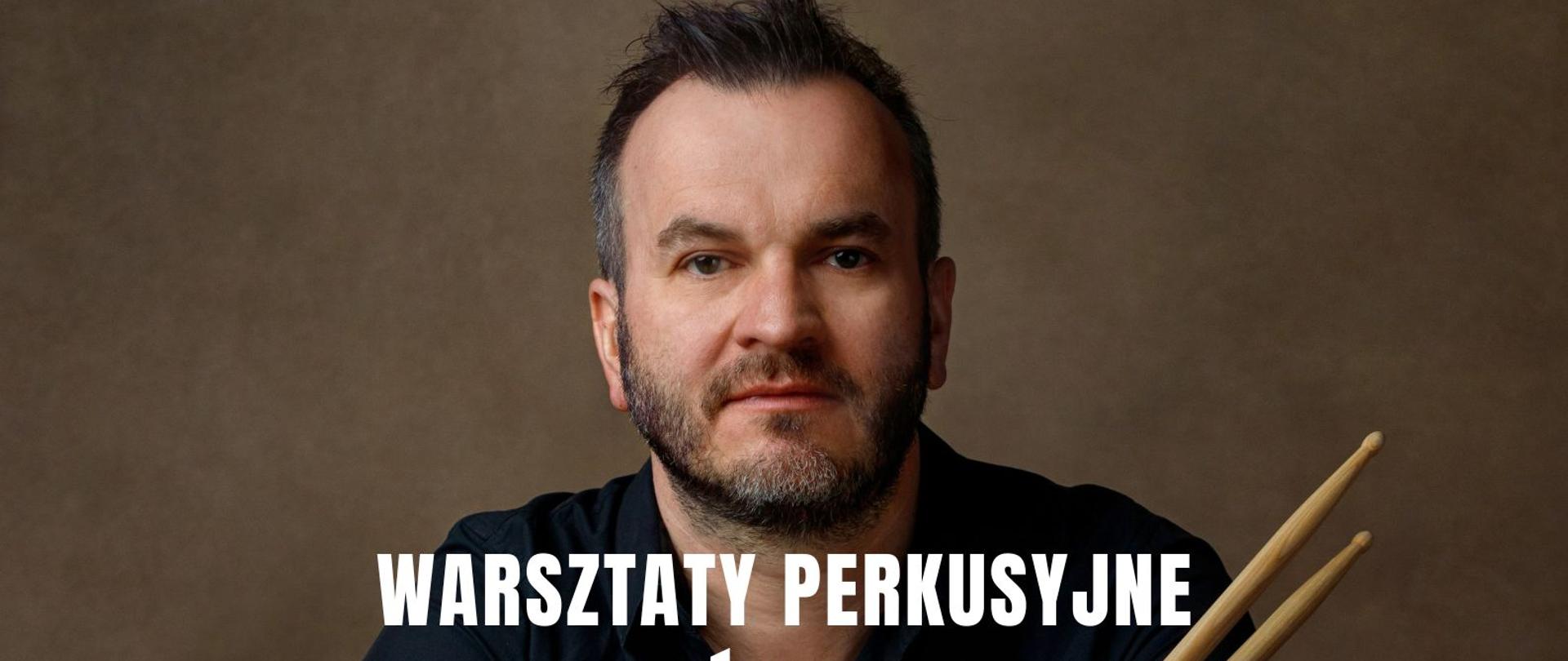 Ciemnoubrany perkusista na ciemnym tle.