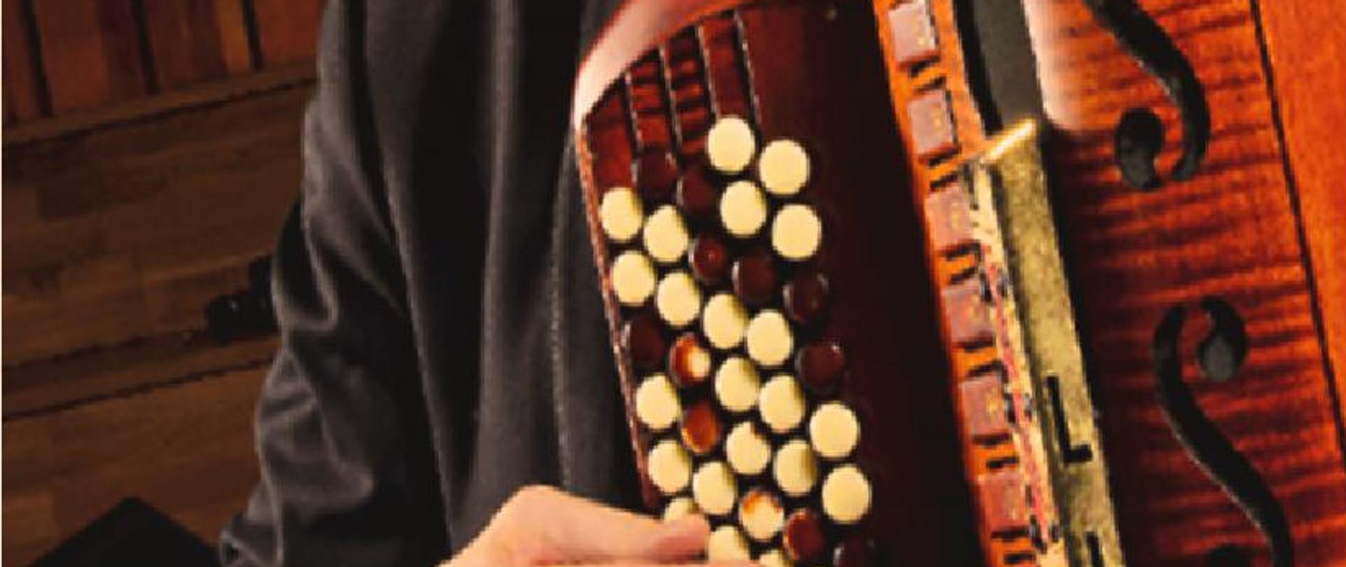Beżowe tło, zdjęcie dra hab. Piotra Chołołowicza, informacje dotyczące warsztatów akordeonowych 10 kwietnia 2024 r.