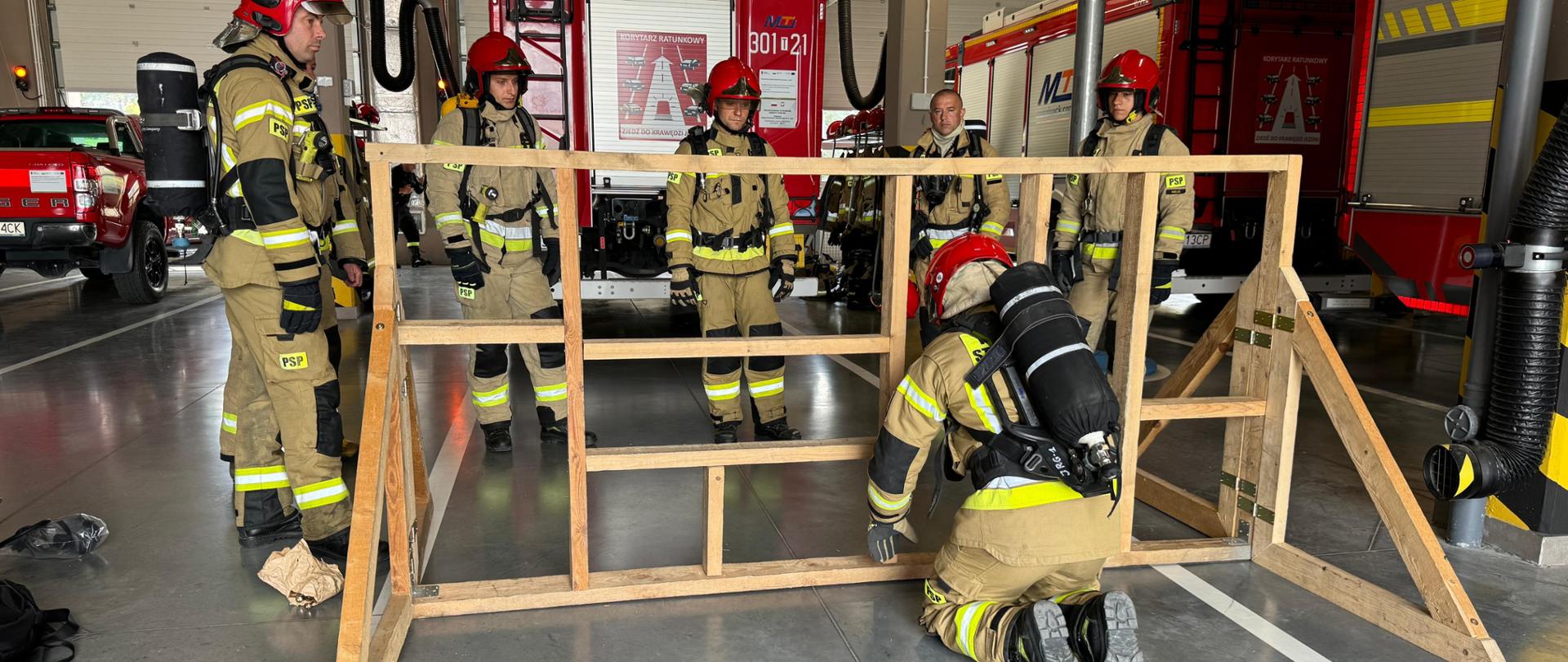 Zdjęcie przedstawia ratowników podczas warsztatów. 